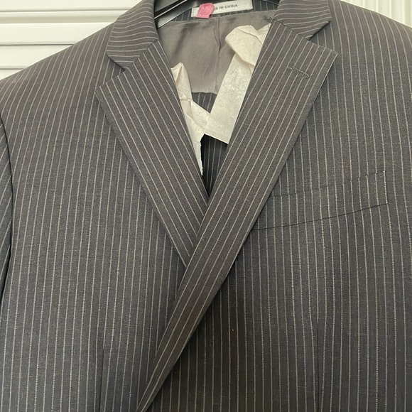 Kenneth Cole. New York. Man’s pinstripe jacket and slacks. Great condition. - Picture 2 of 10